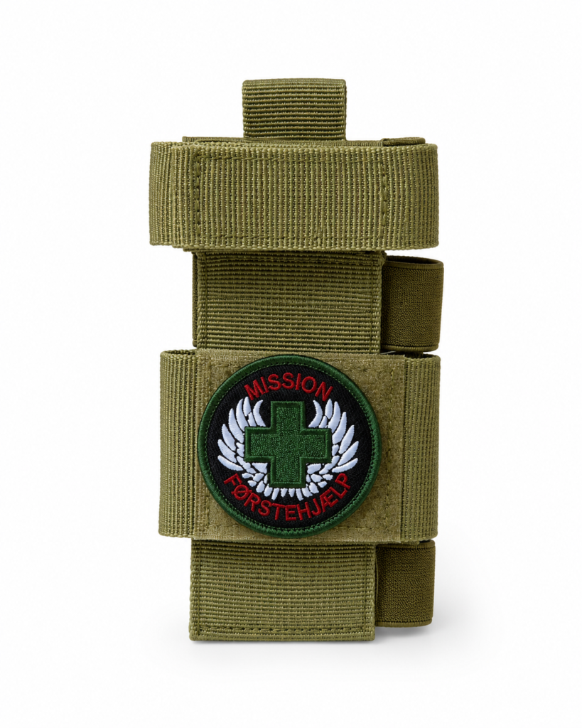 Tourniquet-holder i oliven foldet sammen med Mission Førstehjælp-patch